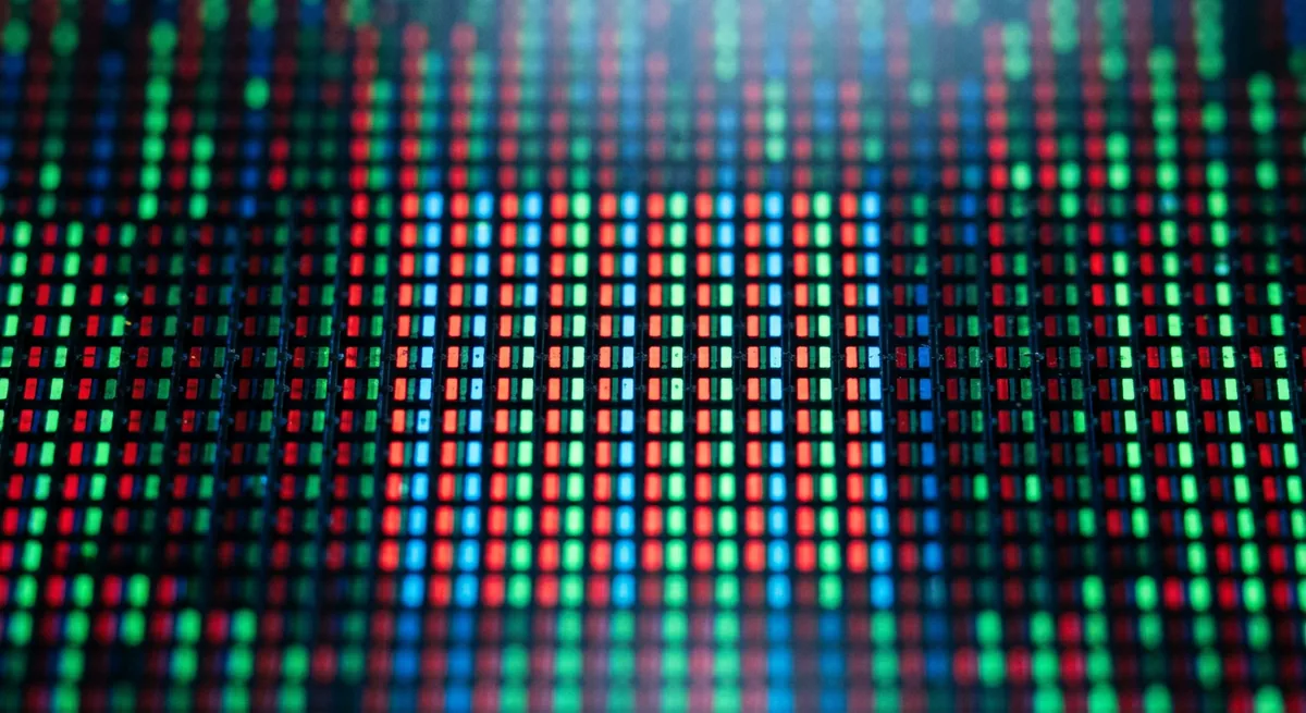 ppi = √(w² + h²) ÷ диагональ; dot pitch = 25,4 ÷ ppi мм; чётко: монитор 160+, телефон 320+; ТВ 50–80 хватает